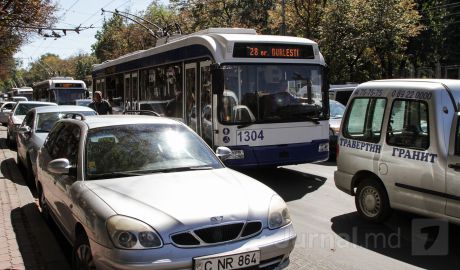 Un troleibuz cu pasageri s-a ciocnit cu un automobil. Foto: jurnal.md
