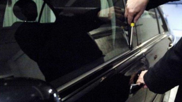 Un adolescent a furat o maşină pentru că vroia să-şi plimbe amica