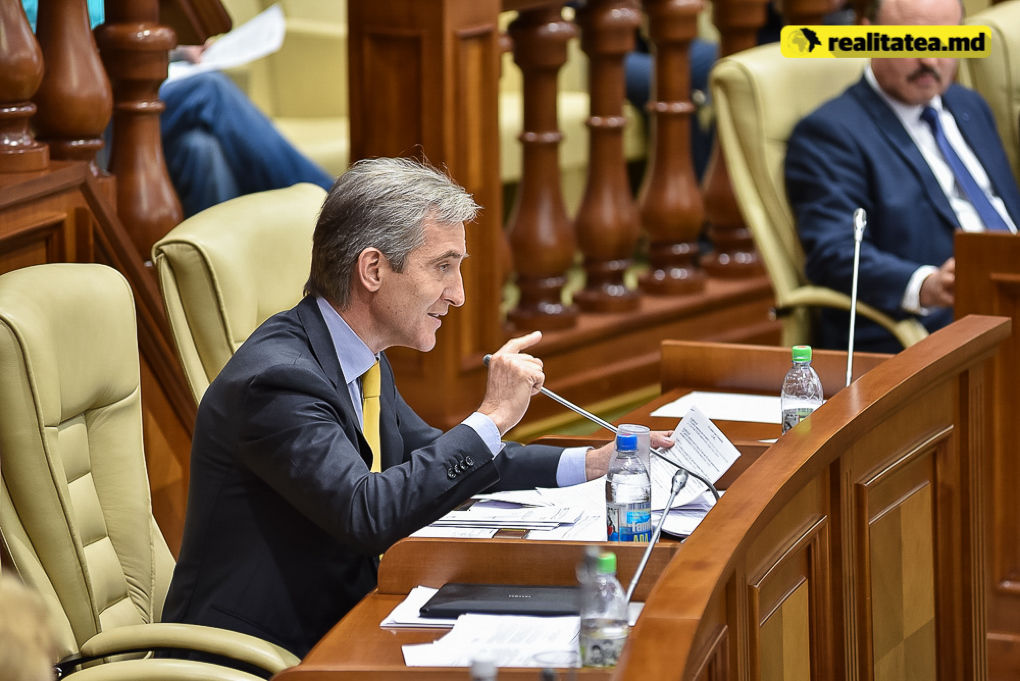 Парламент предоставил своим членам возможность создавать группы из 5 человек.