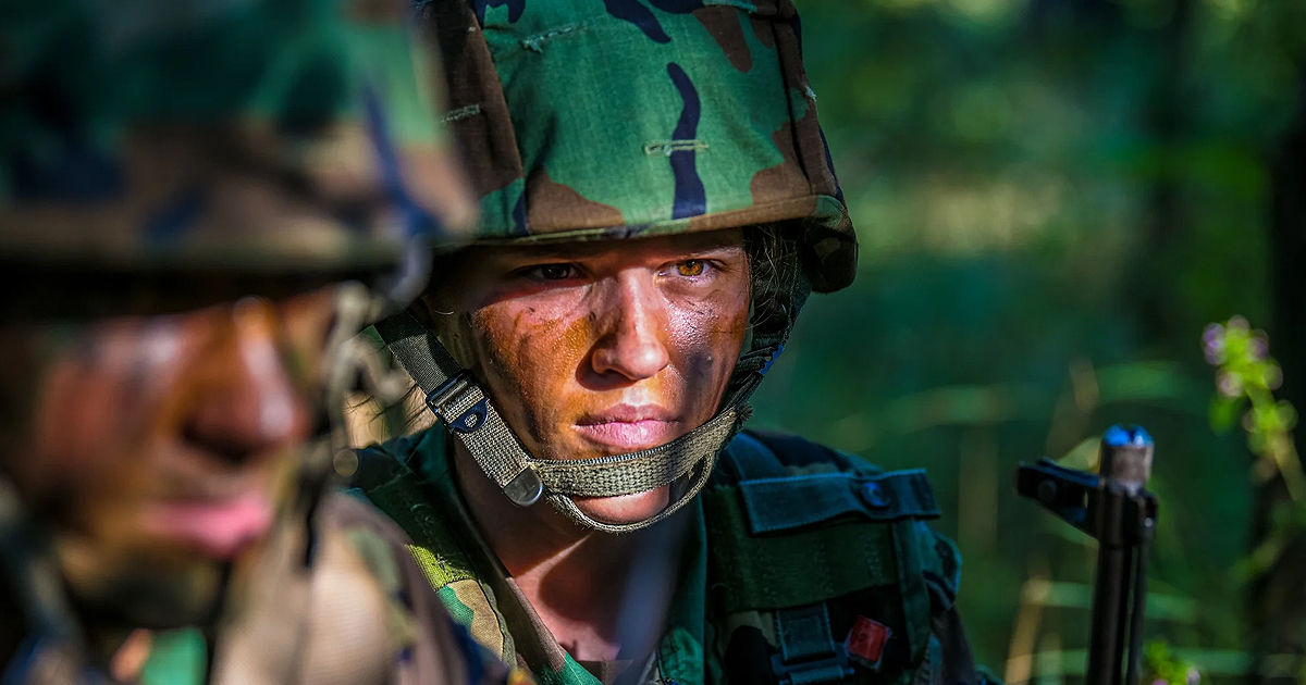 Instructorii britanici desfășoară un training pentru cursanții Academiei Militare.