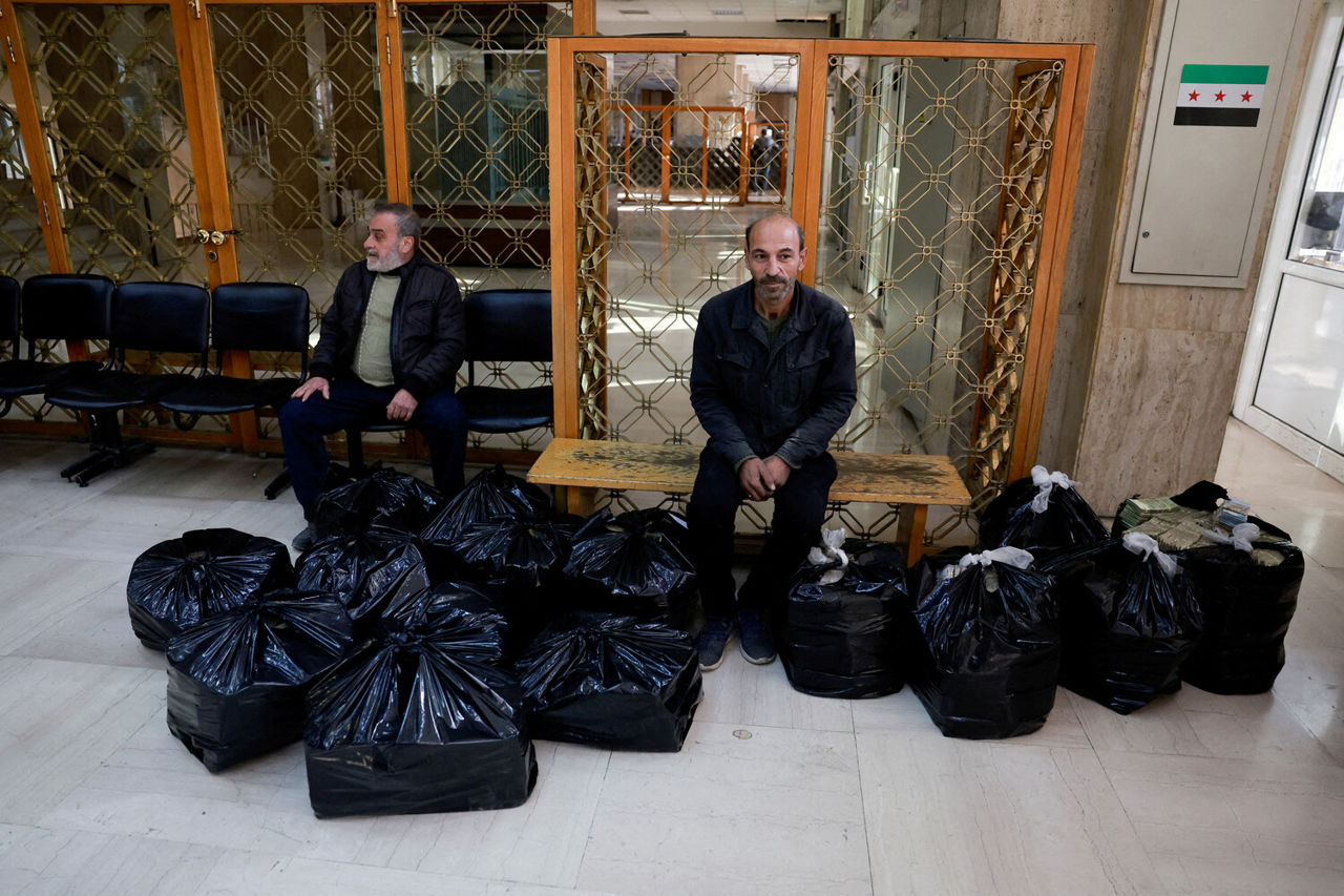 Reuters: Noile autorități din Siria vor majora salariile din sectorul public cu 400%.