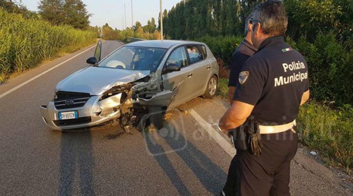 Moldoveni stabiliți în Italia, cu mașina într-un șant. Sunt răniți