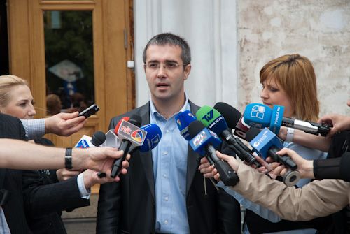 Preşedintele PL, Mihai Ghimpu, a refuzat să comenteze aceste afirmaţii.