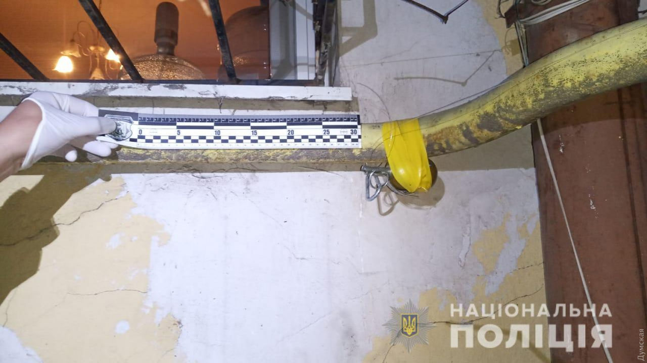 В Одессе обнаружили гранату, прикрепленную к газовой трубе в многоэтажке.