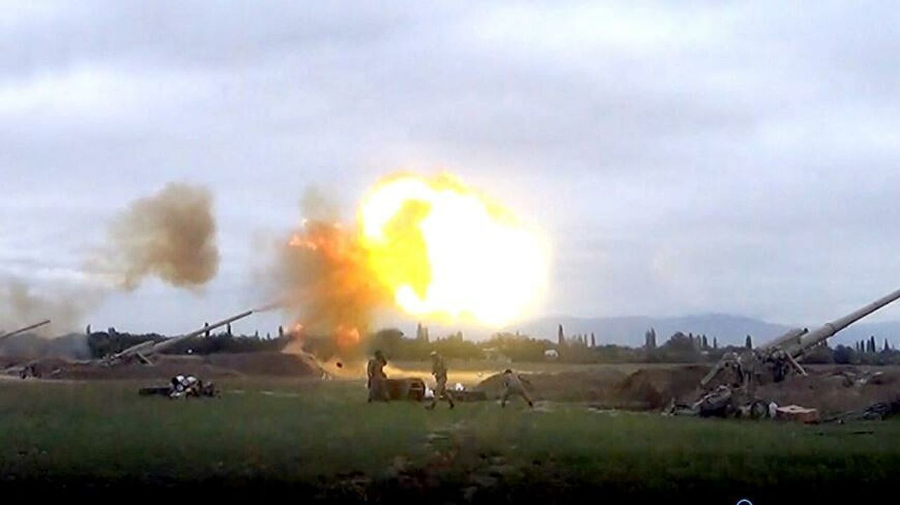 В Баку заявили об уничтожении "восьми единиц боевой техники противника". Фото: ria.ru.