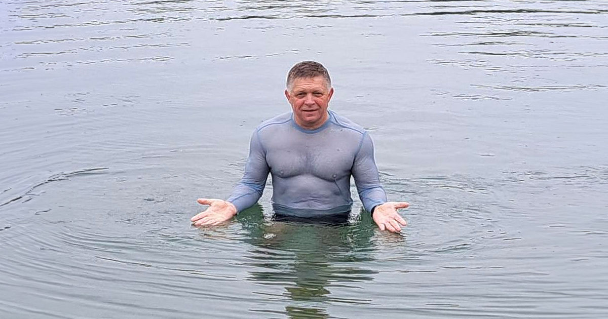 Фицо нырнул в реку, чтобы доказать, что здоров.