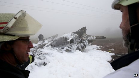 Piloții aflați la bordul avionului au reușit să se catapulteze din aparat. Ei sunt uşor răniţi, dar îngrijirile medicale nu sunt necesare.