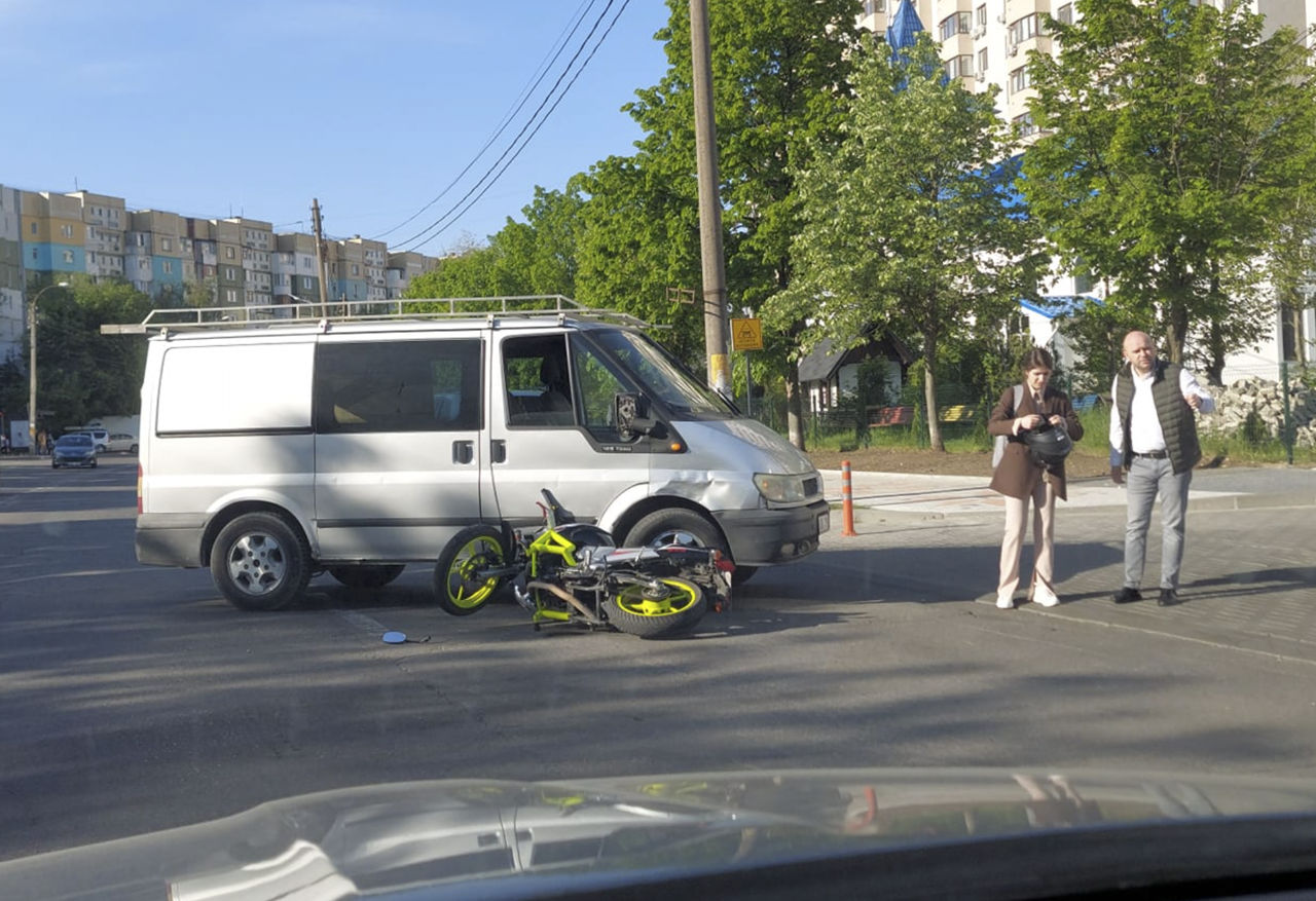В Кишиневе произошло ДТП: мотоцикл столкнулся с микроавтобусом.
