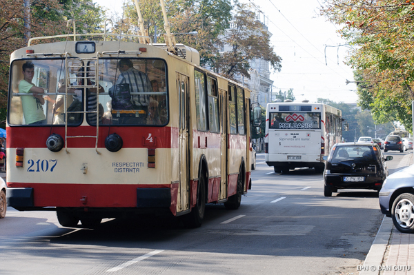 В воскресенье ночью столичные троллейбусы и автобусы будут работать до полуночи.