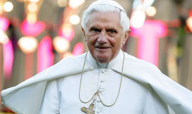 După retragerea sa, papa va avea funcţia de "episcop emerit al Romei", care prevede o pensie de 2.500 de euro pe lună, mai redusă decât aceea acordată cardinalilor care ies la pensie şi care este de 5.000 de euro pe lună.
