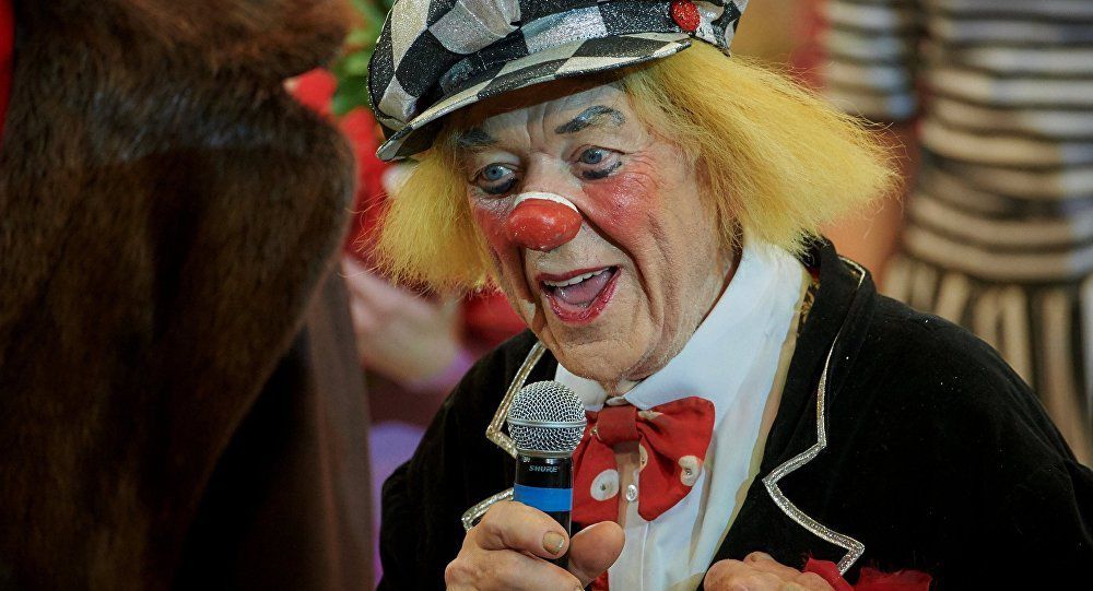 Artistul de circ de renume mondial Oleg Popov, care a locuit în ultimii 24 de ani în Germania, a decedat în urma unui stop cardiac, în timpul unui turneu la Rostov pe Don. El avea 86 de ani.