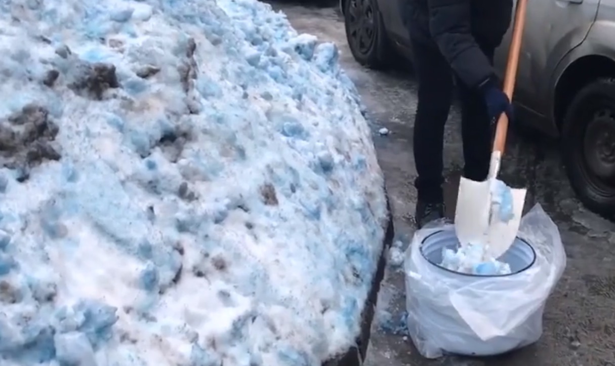 Orașul în care au fost surprinse mormane de zăpadă albastră