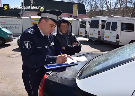 Полицейские устроили проверку на конечных остановках междугородних автобусов.