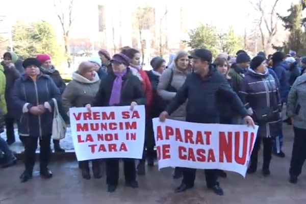 Un grup de comercianți a pichetat luni, 27 februarie, clădirea Parlamentului. 