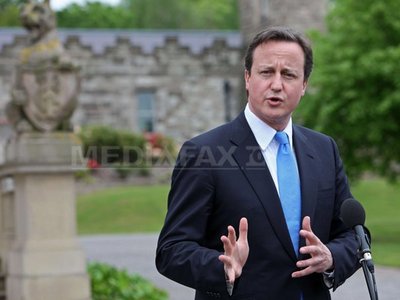 El a recunoscut însă dă relaţiile între presa britanică şi lumea politică deveniseră "prea strânse" şi că era nevoie "de puţin mai multă distanţă".
