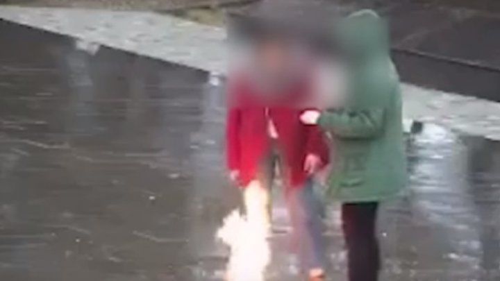 Ură față de veterani: Două eleve au scuipat într-o flacără veșnică