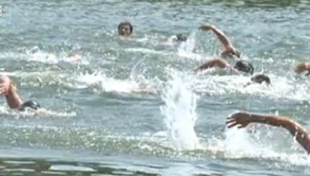 Более 50 участников соревновались в заплыве на 1700 метров в открытой воде.