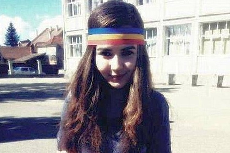 Родителям ученицы школы в румынской Трансильвании сделали выговор за то, что они пустили дочь в учебное заведение с триколорной ленточкой.