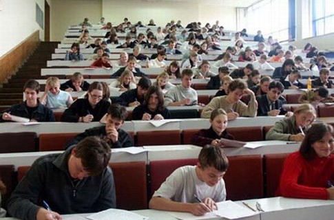 Чтобы сократить уровень коррупции в ходе экзаменов на степень бакалавра, надо вернуть приемные экзамены в университетах. 