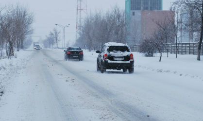 În context, autorităţile recomandă şoferilor să ţină cont de atenţionările agenţilor de circulaţie şi să-şi echipeze maşinile cu lopeţi şi material antiderapant. 