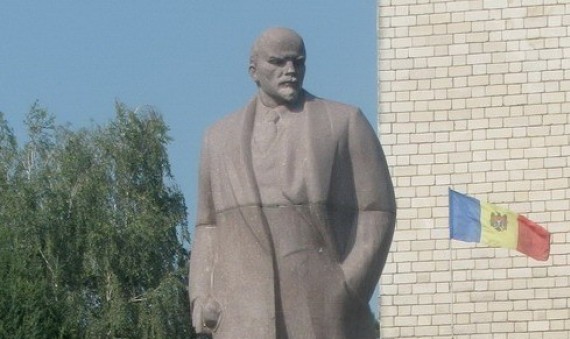 Tot din cauza neînţelegerilor legate de acest monument comuniştii au boicotat şedinţele consiliului raional mai bine de jumătate de an.