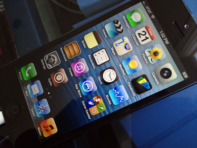 Paul pare să fi instalat aplicaţia open-source Cydia pe noul iPhone, conform celor două imagini postate pe contul său de Twitter.