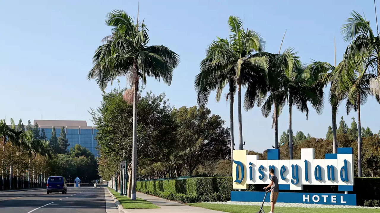 На Disney подали в суд: компания недоплачивала сотрудникам в «Диснейленде».