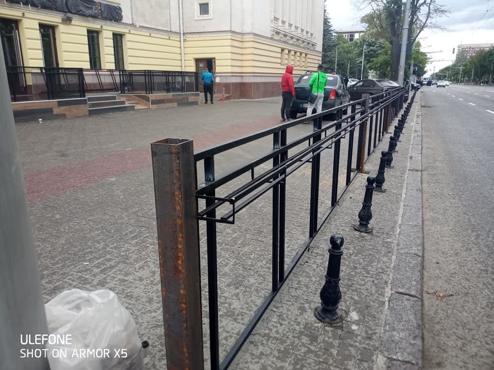 В центре Кишинева появились новые автомобильные ограждения.