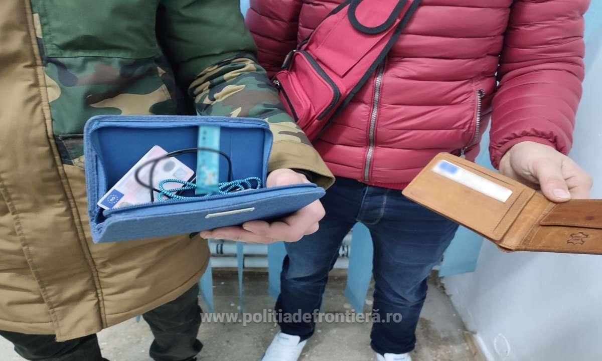 Двое граждан РМ хотели провезти через границу фальшивые водительские права.