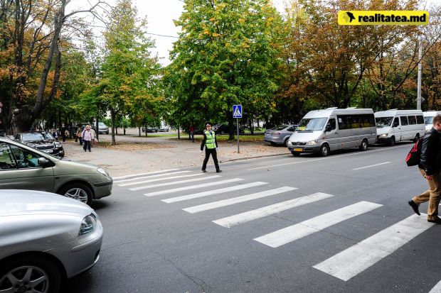 De asemenea, o persoană a decedat, ieri, în apropierea comunei Băcioi, după ce a fost lovită de maşină în timp ce traversa strada.