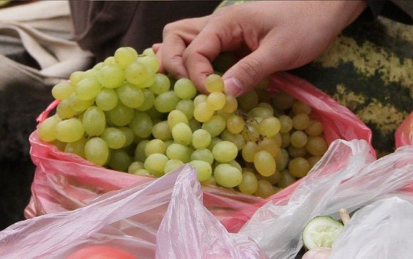 На центральном рынке появился первый виноград.