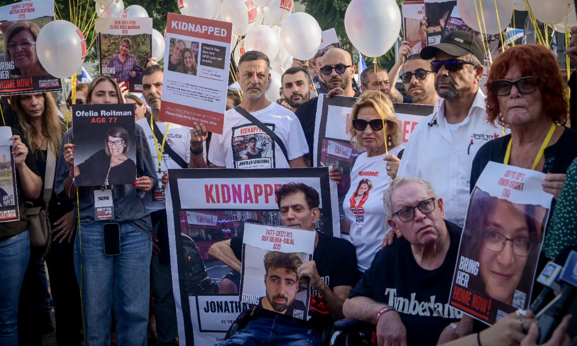 Родные заложников встревожены масштабами операции в Газе и требуют встречи с Нетаньяху.