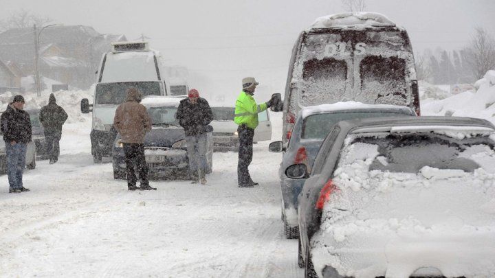 Trafic aerian perturbat, localităţi fără lumină şi drumuri blocate.