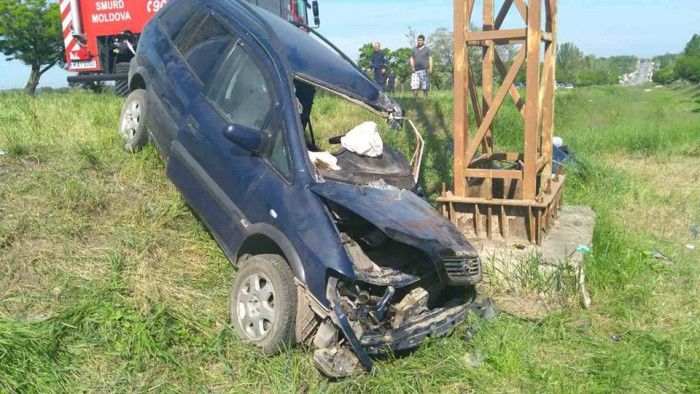  Un bărbat a adormit la volan și s-a izbit violent într-un stâlp. Foto:unimedia