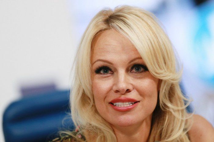 Памела Андерсон приглашена Федерацией футбола Франции.