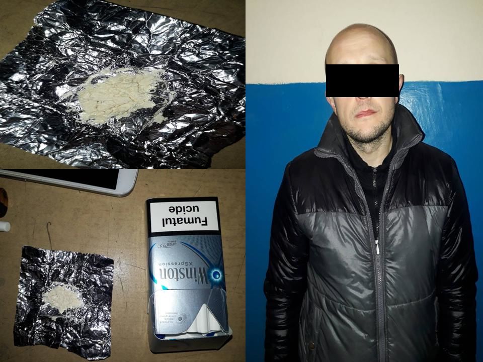 Se plimba pe stradă cu droguri în buzunar. Un bărbat, reținut