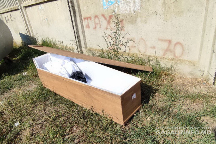 Бесхозный гроб обнаружили на одной из улиц Комрата.