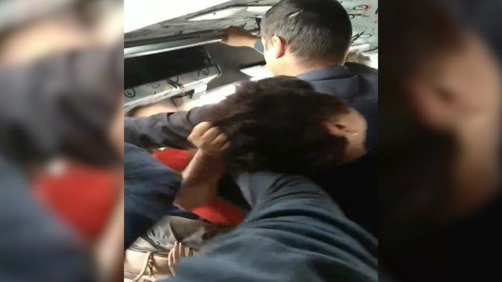 S-au tras de păr! Două femei, filmate cum se bat într-un microbuz din Capitală. Foto: captură video