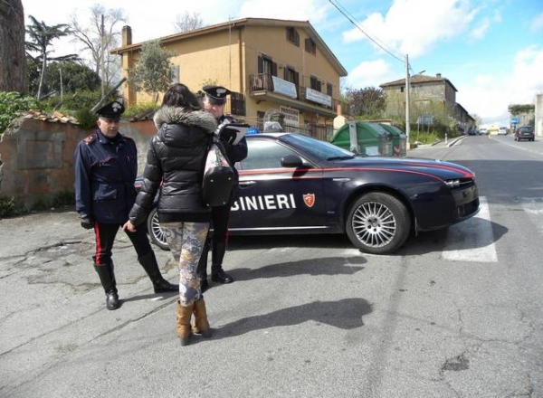 O moldoveanca risca sa fie trimisa dupa gratii de justitia italiana. Femeia si-a abandonat copilul de 11 ani singur in casa si a iesit in club cu prietenii, unde a chefuit pana in zori.
