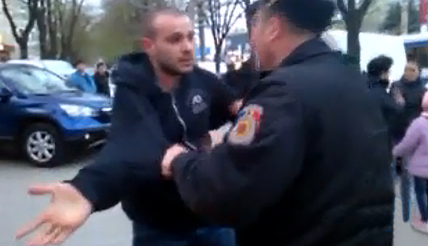 Молодой человек утверждает, что полицейские остановили его без причины.