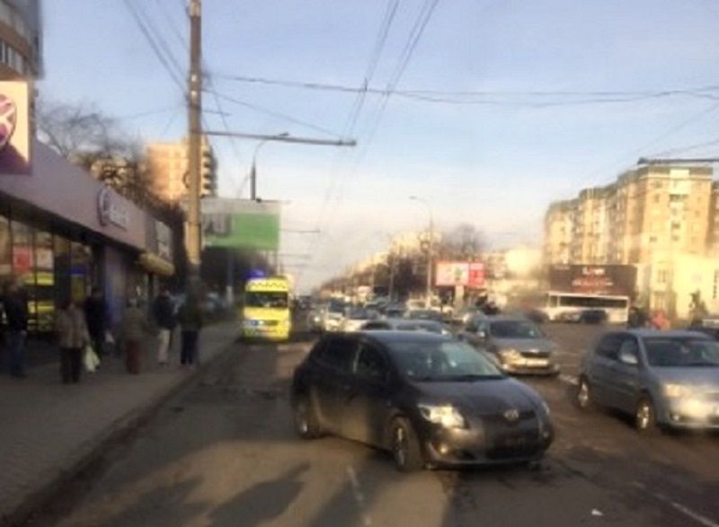 В результате ДТП, серьезно пострадали девушки в возрасте от 23 до 27 лет, которые стояли на тротуаре. 