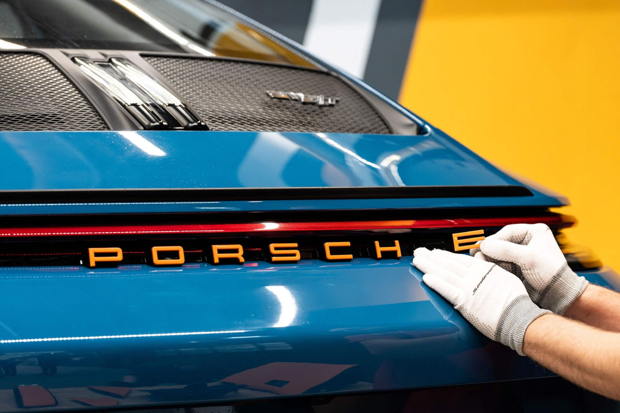 Porsche сократит еще 5000 рабочих мест из-за кризиса.