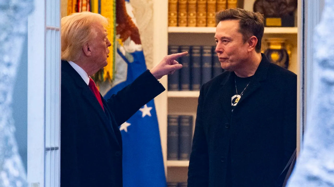 На фоне конфликта Маска и Трампа акции Tesla рухнули почти на 20%.