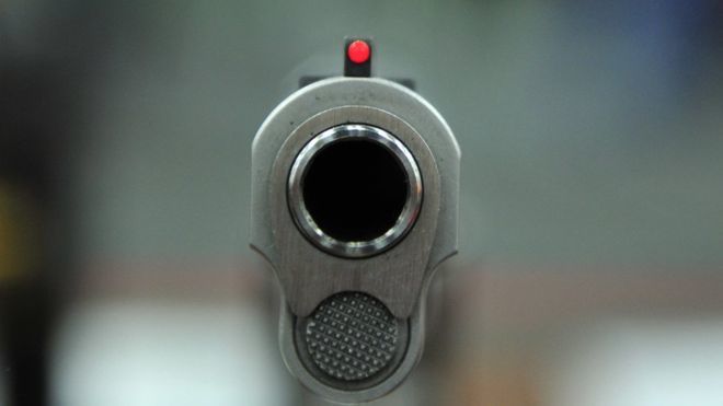 В результате инцидента одна женщина была убита и еще восемь человек получили ранения. 
