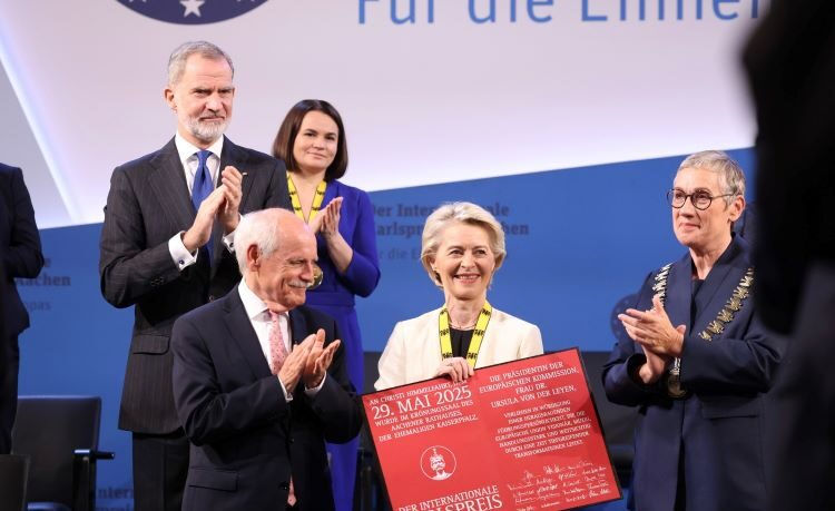 Ursula von der Leyen a primit Premiul Carol cel Mare.