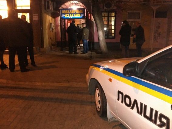 Ювелирный магазин ограбили более чем на миллион гривен.