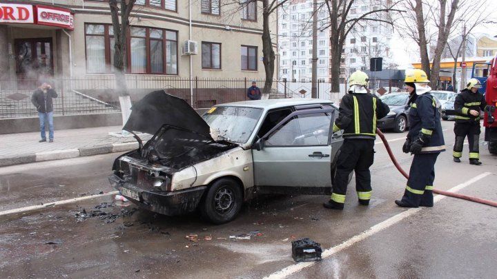 В Бельцах на одной из улиц загорелся автомобиль.