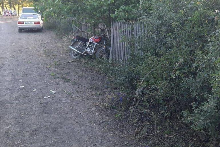 В Дрокии нетрезвый водитель мотоцикла въехал в забор, пассажир в больнице.