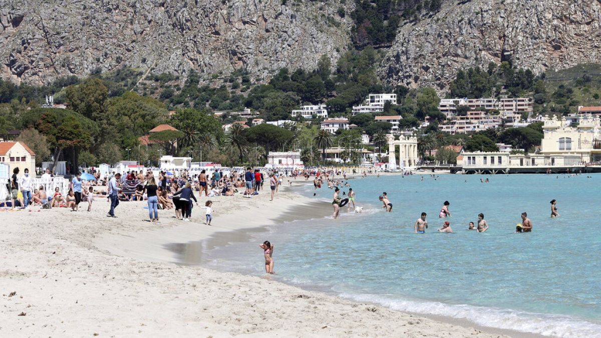 Plajele private din Italia se opun jucătorilor externi în afaceri.