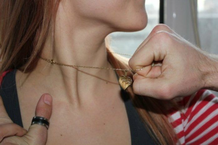 Bărbatul i-a smuls de la gât două coliere din aur a fugit și s-a urcat într-o mașină și a dispărut. Foto: ziare.com